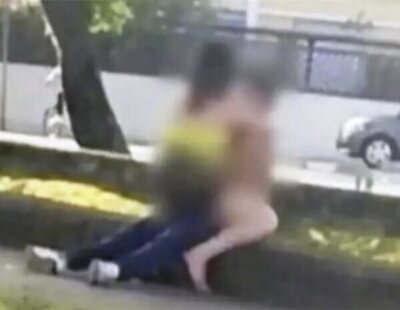 Graban a una pareja teniendo sexo en mitad de una avenida llena de gente a plena luz del día