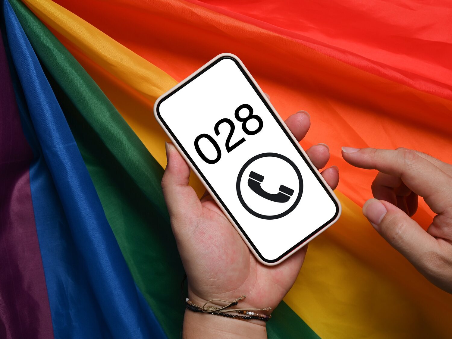 Igualdad pondrá en marcha un teléfono estatal contra la LGTBIfobia: el 028