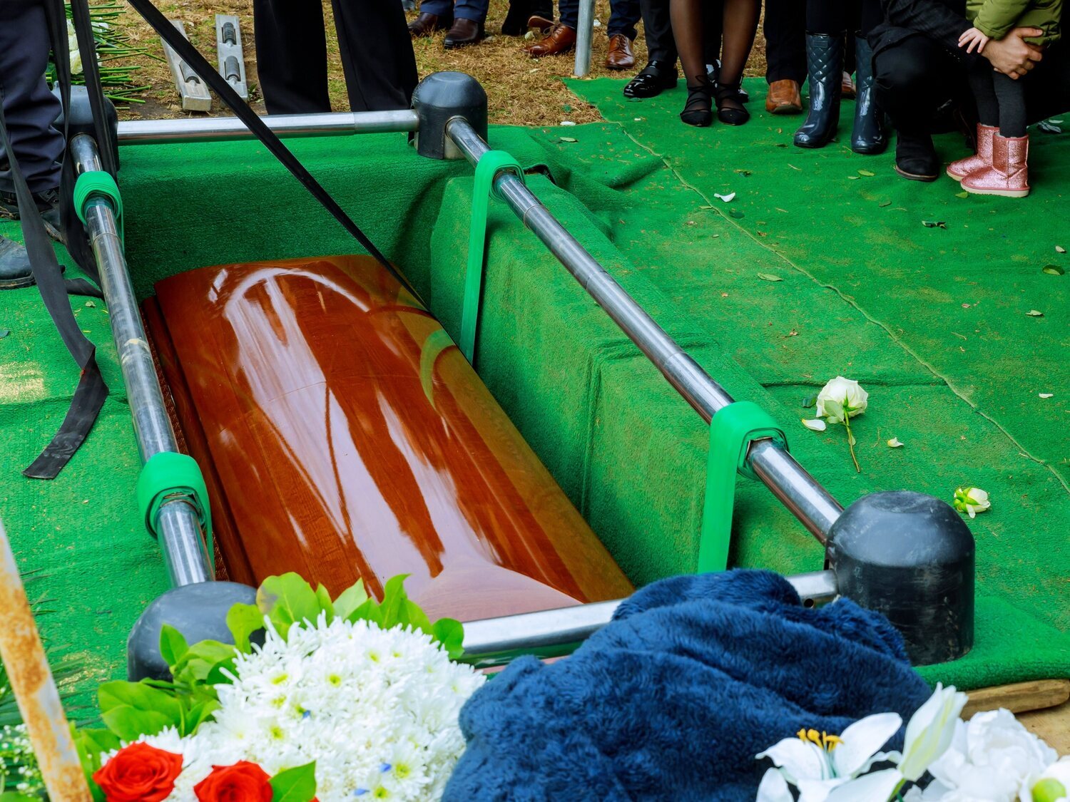 Una mujer 'revive' y golpea el ataúd cuando estaba a punto de ser enterrada viva