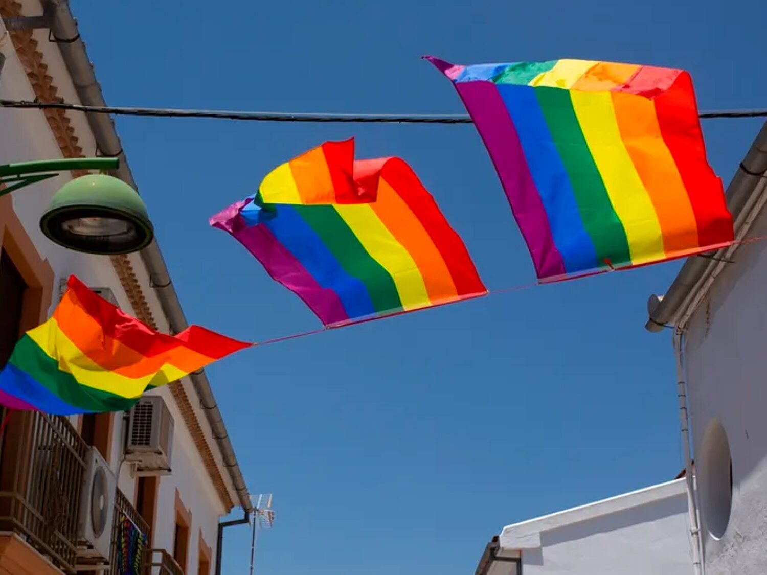 Castilla-La Mancha aprueba la ley LGTBI que prohíbe las "terapias de conversión"
