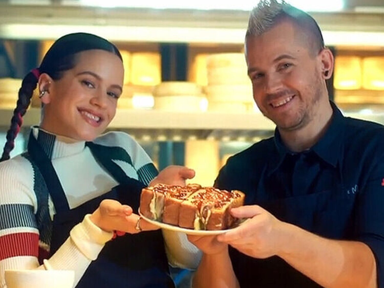 MotoUmami: Rosalía y Dabiz Muñoz crean el sándwich chicken teriyaki