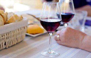 Las personas que más riesgo tienen de sufrir cáncer por consumir vino