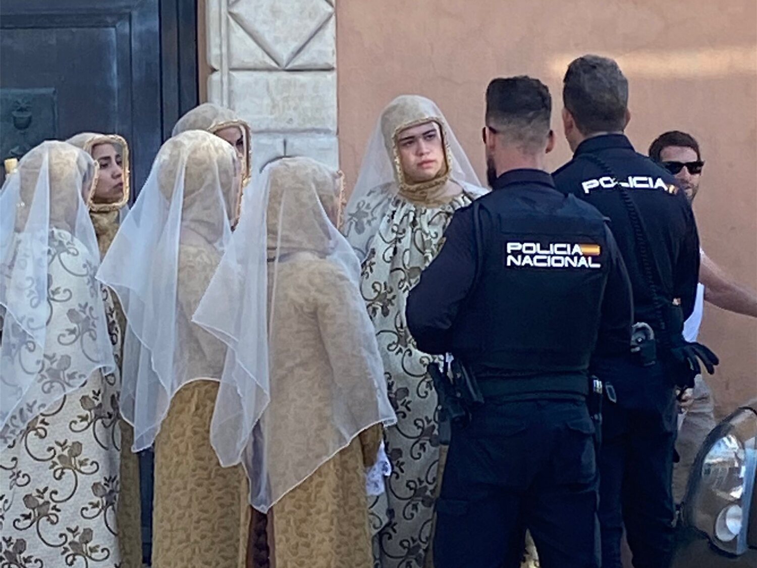 Polémica performance con mujeres semidesnudas frente a una iglesia de Cuenca