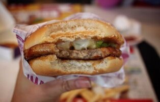 Un cliente demanda a McDonald's por no recibir una hamburguesa tan perfecta como la de su anuncio