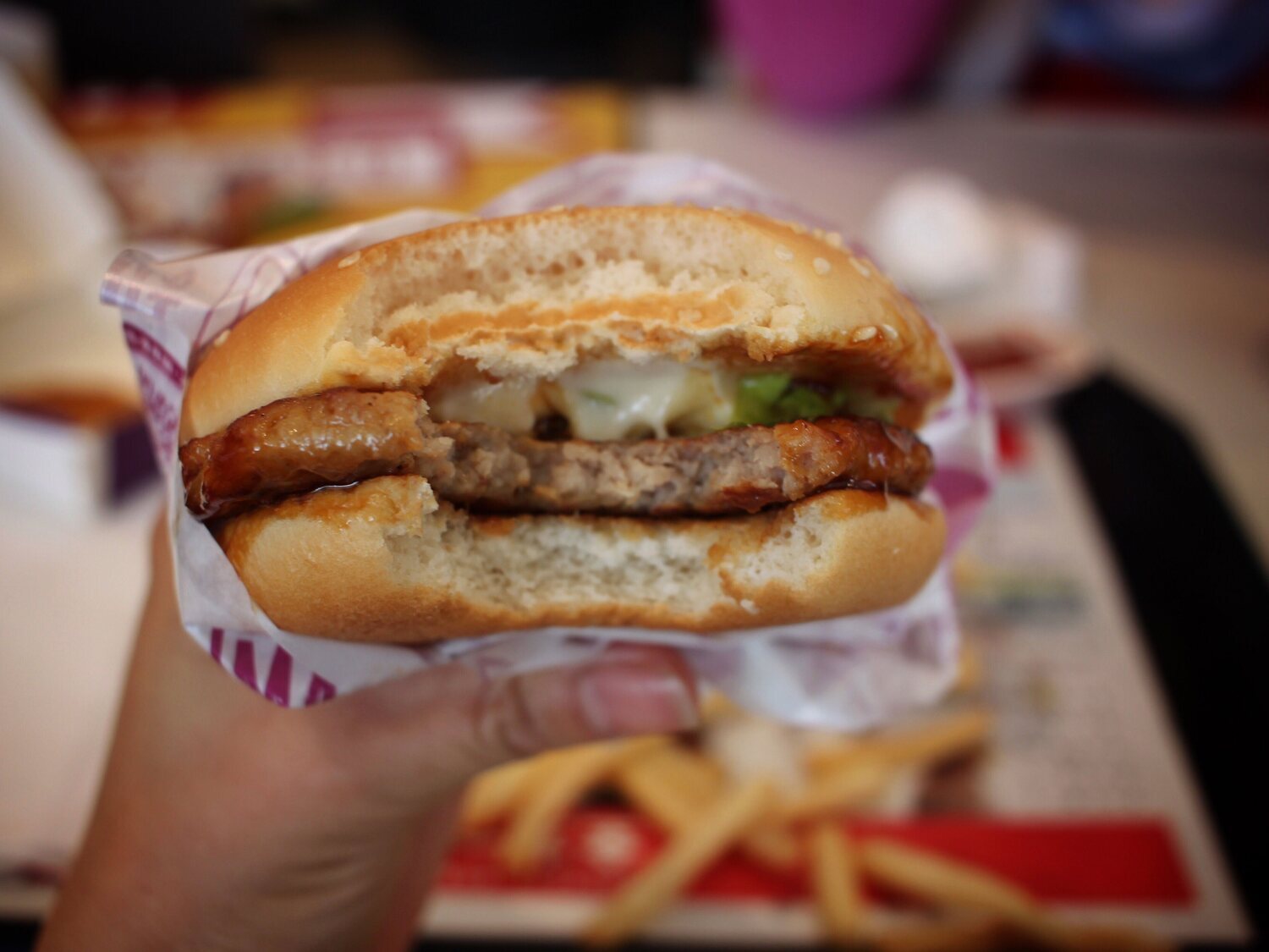 Un cliente demanda a McDonald's por no recibir una hamburguesa tan perfecta como la de su anuncio