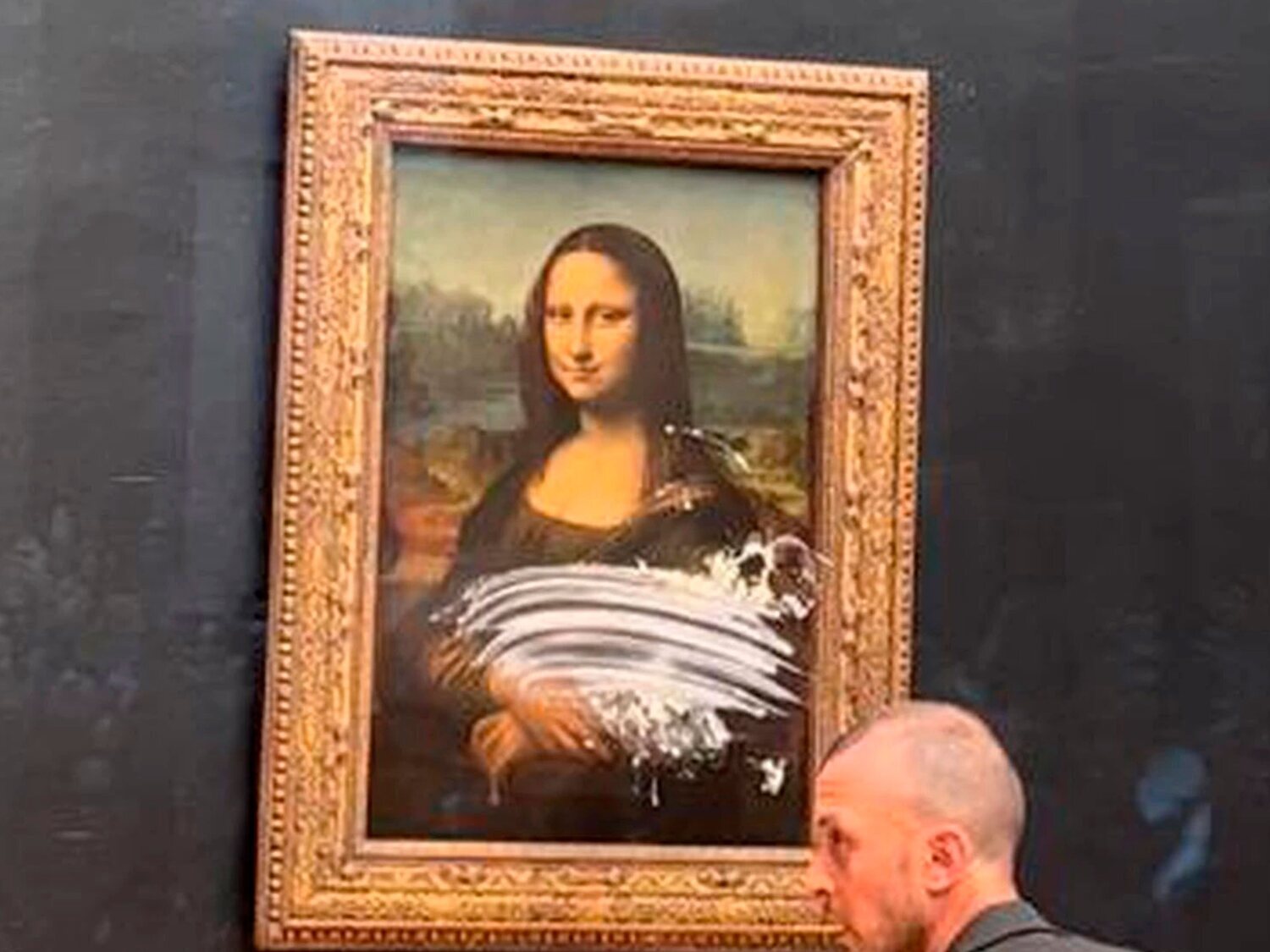 El cuadro de 'La Gioconda', atacado con un tartazo en el Louvre