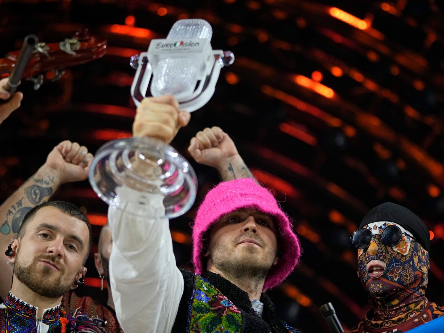Kalush Orchestra (Eurovisión 2022) subasta el trofeo por 900.000 dólares para donarlos al ejército ucraniano