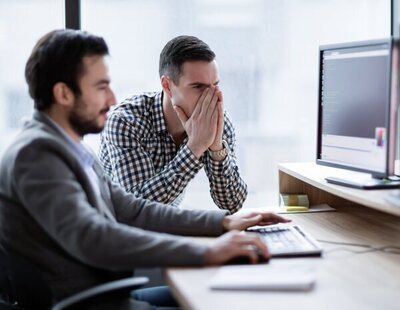 Cómo actuar ante un compañero de trabajo que cree que todo el mundo está en su contra