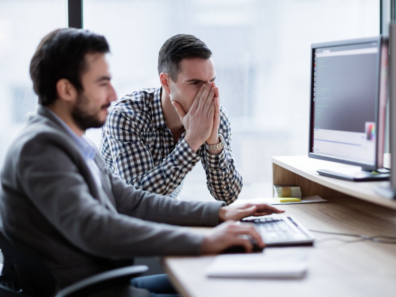 Cómo actuar ante un compañero de trabajo que cree que todo el mundo está en su contra