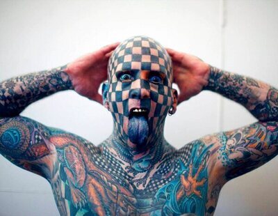 Matt Gone consigue el récord Guinness al hombre con más cuadrados tatuados en el cuerpo