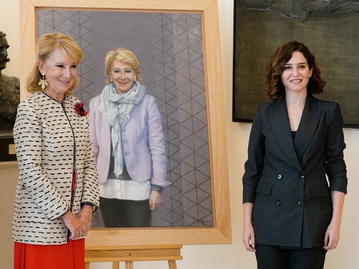 Ayuso homenajea a Esperanza Aguirre con un retrato valorado en más de 16.000 euros