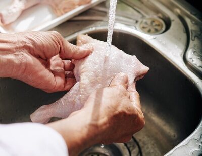 Los riesgos que enfrentas para tu salud por limpiar el pollo con agua antes de cocinarlo