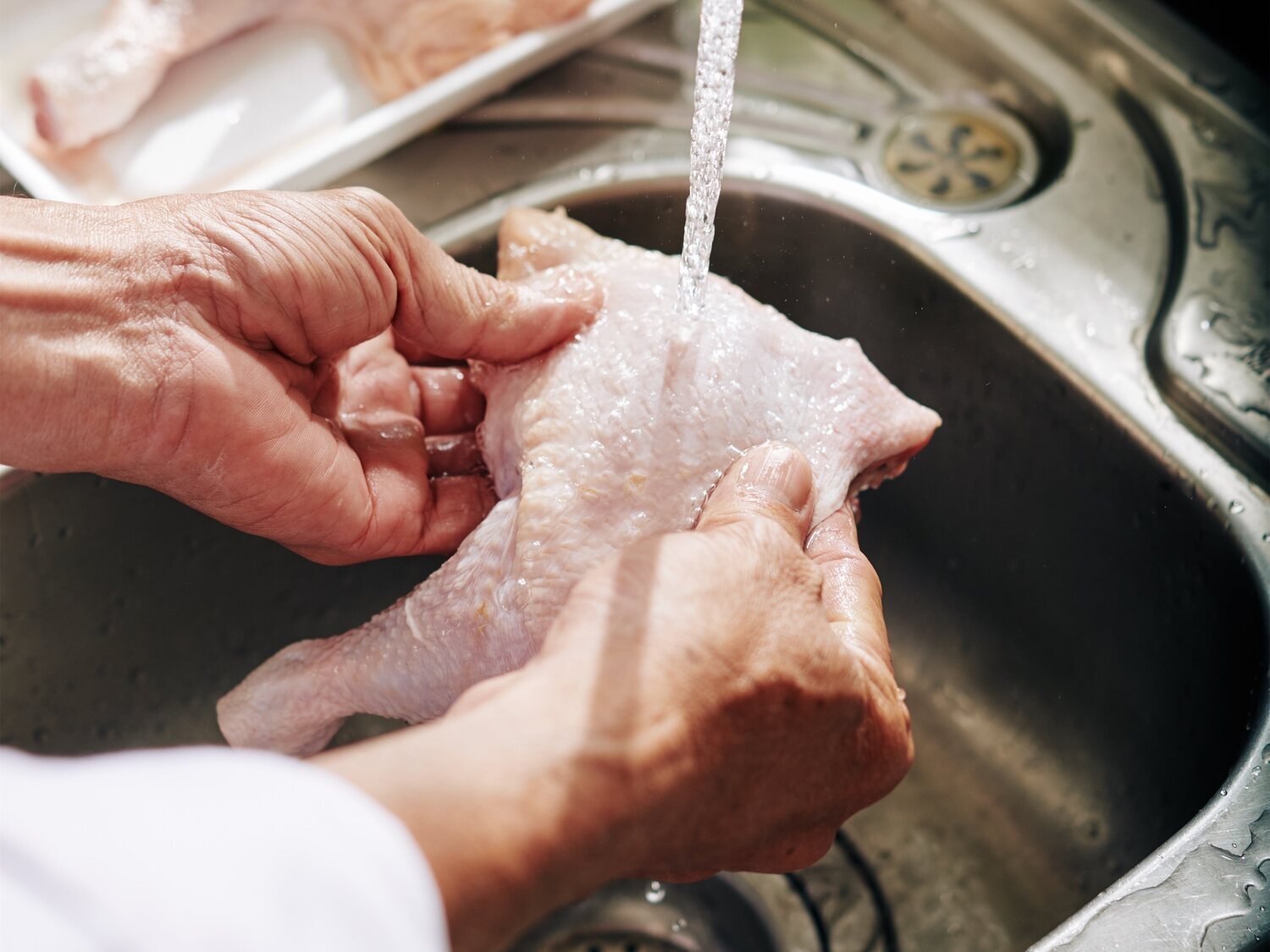 Los riesgos que enfrentas para tu salud por limpiar el pollo con agua antes de cocinarlo