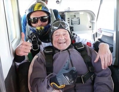 Una mujer sueca bate récord mundial al lanzarse en paracaídas desde un avión con 103 años