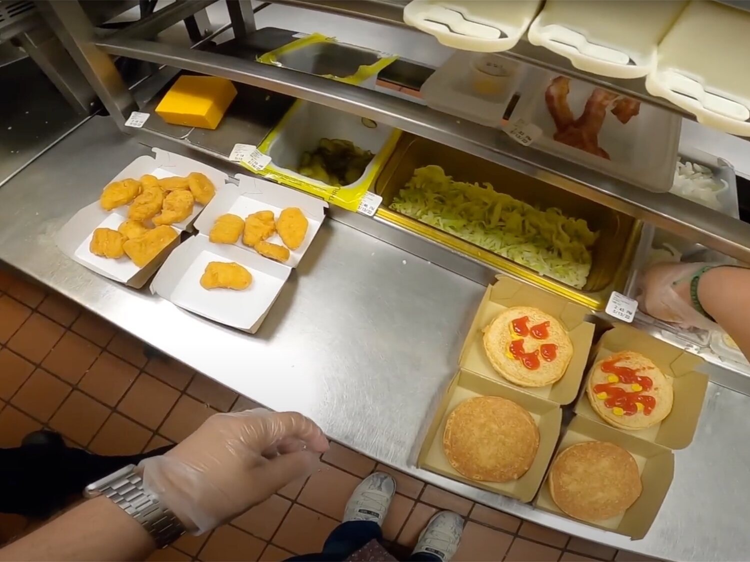 Graban cómo es trabajar en McDonald's en plena hora punta con una cámara en primera persona