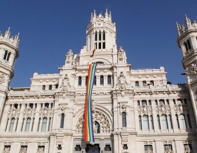 PP y VOX votan para obligar a Más Madrid a retirar la bandera LGTBI que colgó en su balcón del Ayuntamiento