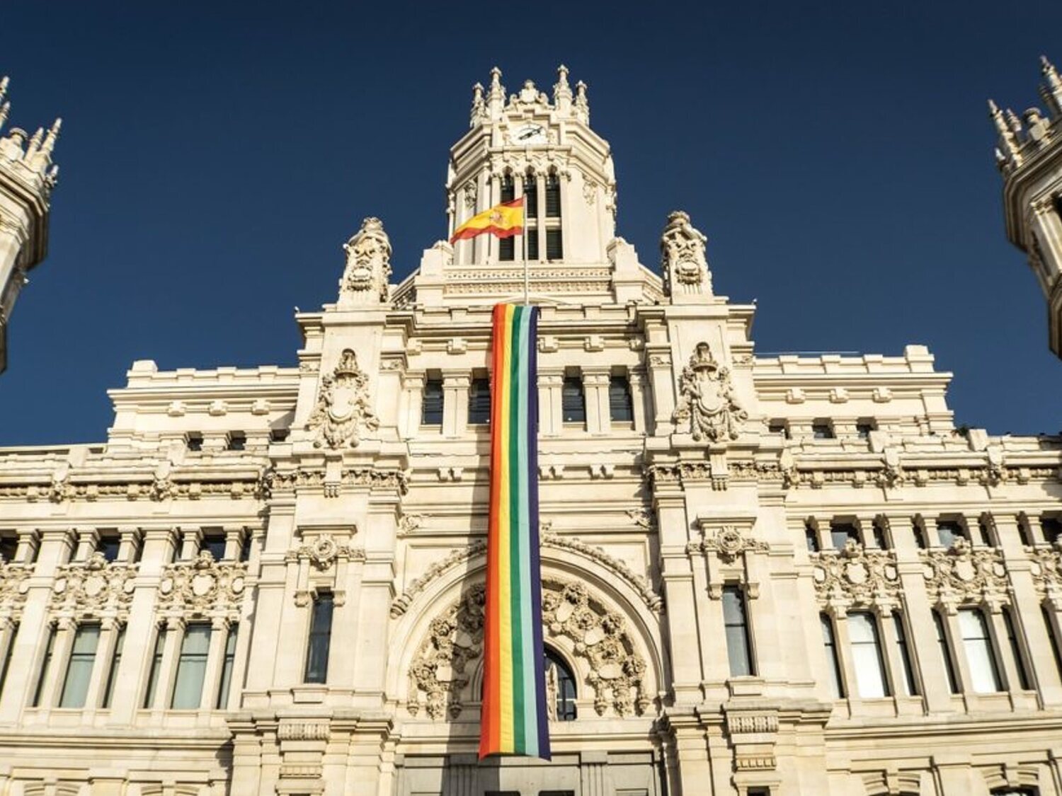 PP y VOX votan para obligar a Más Madrid a retirar la bandera LGTBI que colgó en su balcón del Ayuntamiento