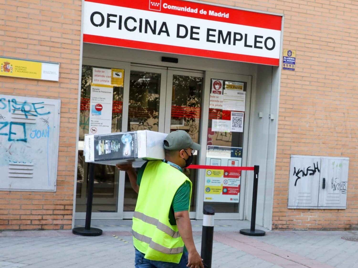 España baja de los tres millones de parados por primera vez desde 2008