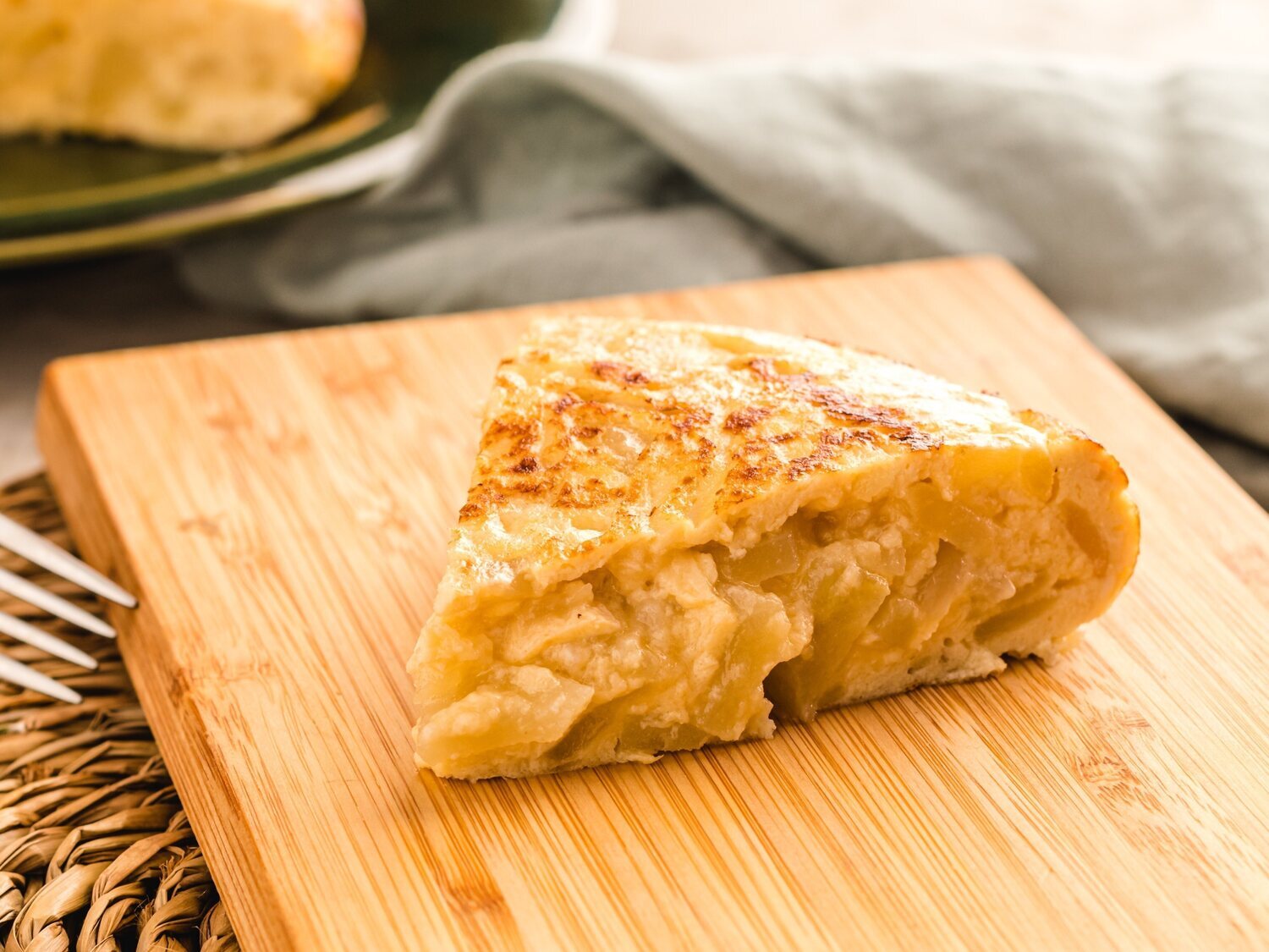 Una nutricionista alerta sobre el riesgo para la salud que enfrentas por comer una tortilla poco cuajada