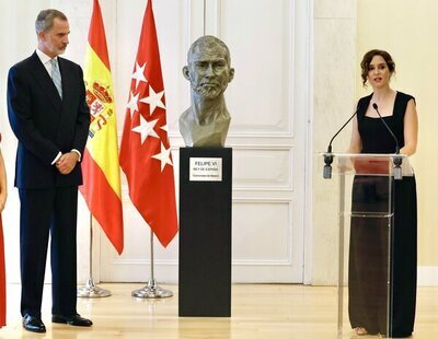 Ayuso gasta 110.000 euros en un busto de Felipe VI