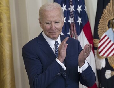 Joe Biden aprueba una ley que prohíbe las terapias de conversión y protege los derechos de las personas LGTBI