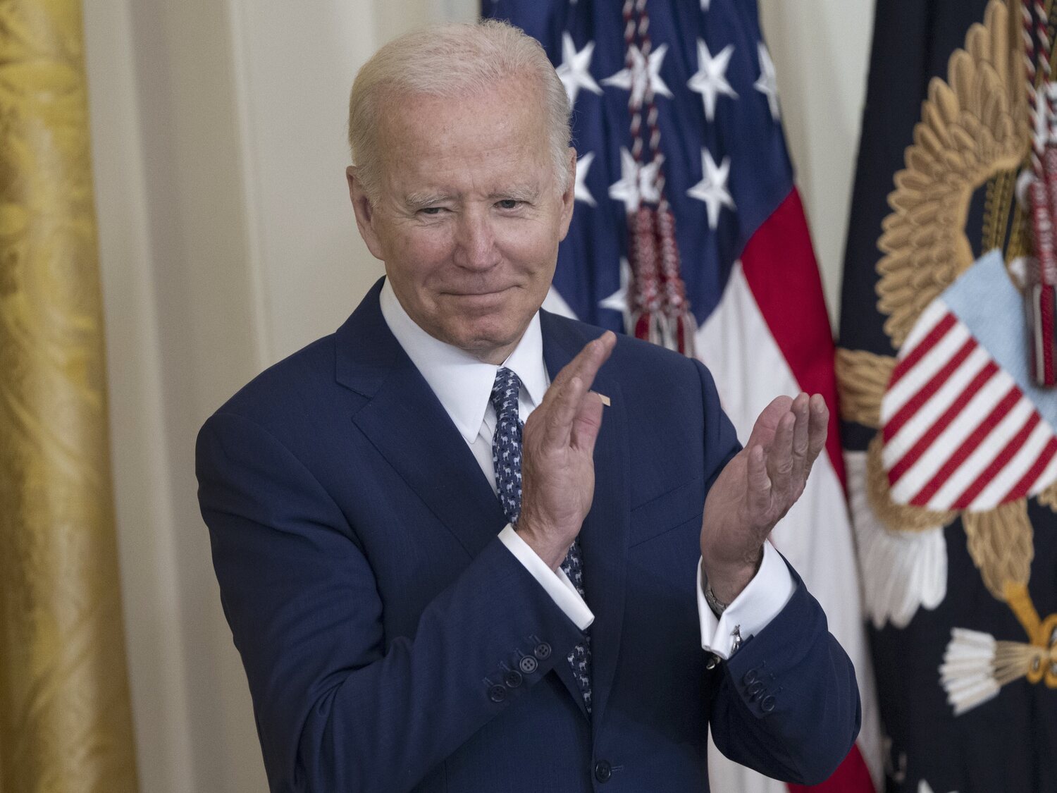 Joe Biden aprueba una ley que prohíbe las terapias de conversión y protege los derechos de las personas LGTBI