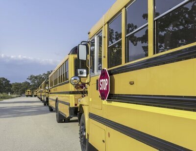 Una niña de 4 años muere tras quedarse encerrada en el autobús escolar durante 7 horas en pleno calor