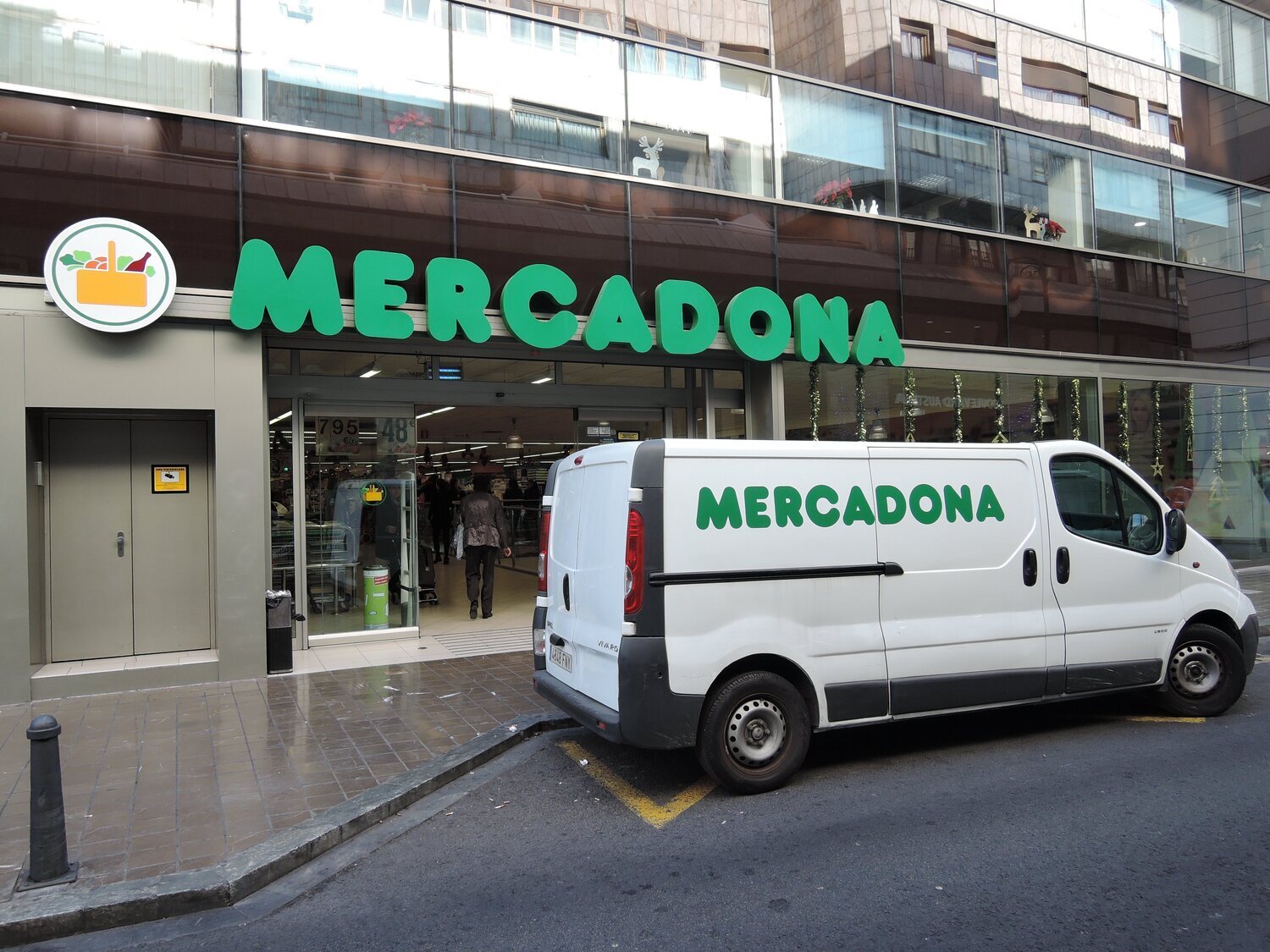 1.425 euros, con ESO y sin experiencia: Mercadona busca empleados para su campaña de verano en sus supermercados