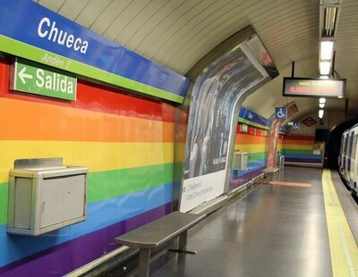 Polémica por la retirada de la bandera LGTBI del metro de Chueca por una campaña publicitaria