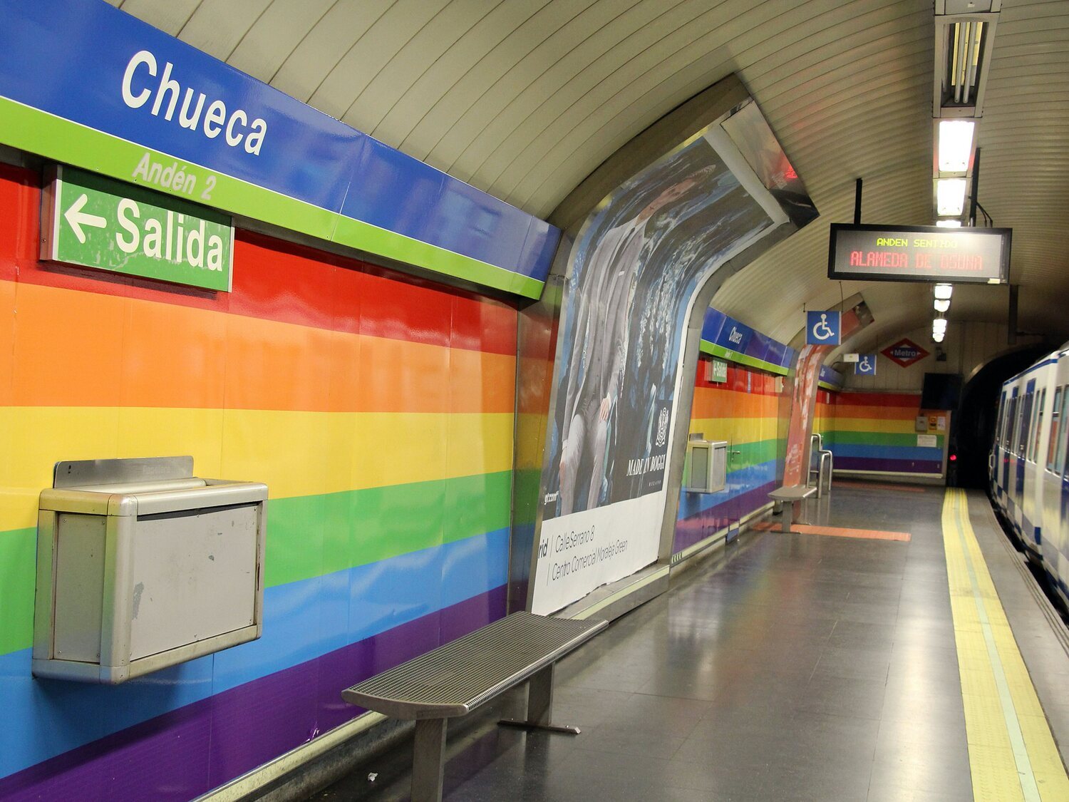 Polémica por la retirada de la bandera LGTBI del metro de Chueca por una campaña publicitaria