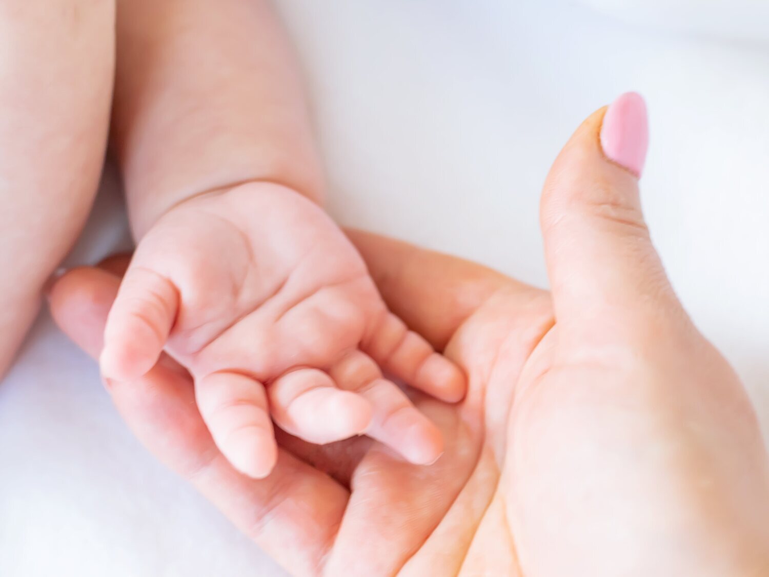 Mata a su bebé de dos meses: lo apuñala y le saca los intestinos para "sacarle al diablo"