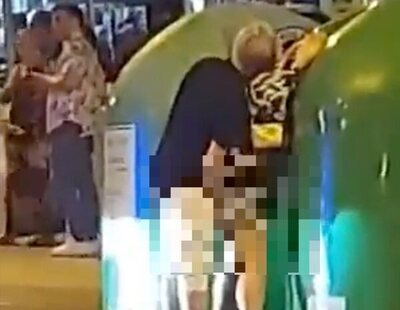 Graban a una pareja teniendo sexo apoyada en un contenedor en plena calle de Benidorm ante todos los viandantes