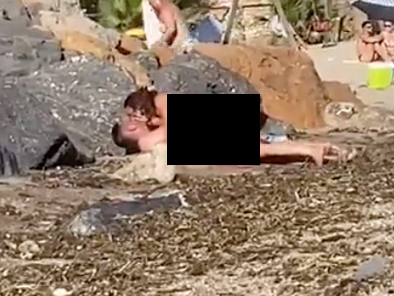 Una pareja tiene sexo en una playa de Cartagena a plena luz del día y rodeados de bañistas