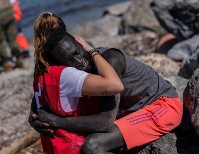 El senegalés que abrazó a la voluntaria de Cruz Roja lleva a España ante Estrasburgo por su devolución