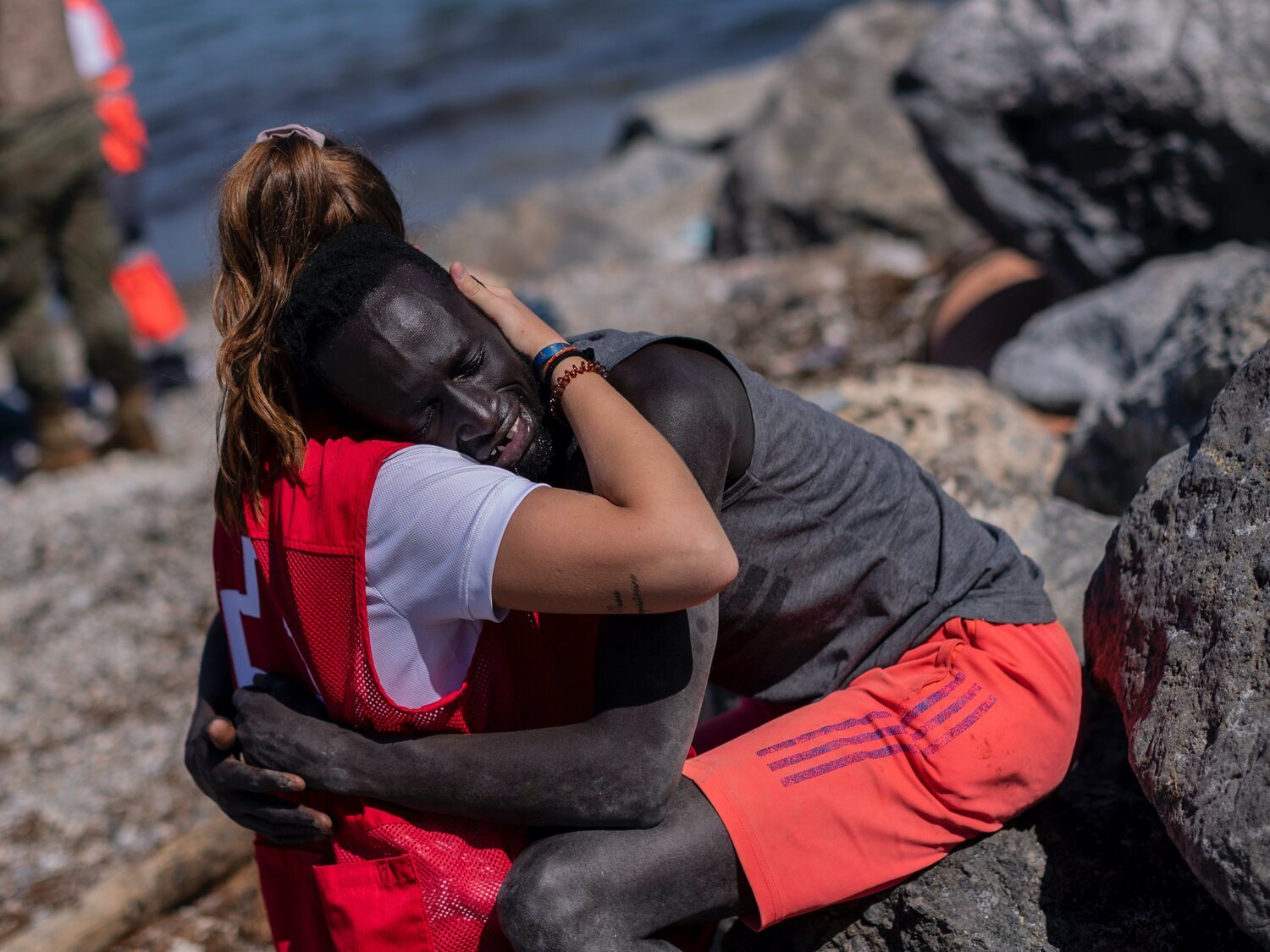 El senegalés que abrazó a la voluntaria de Cruz Roja lleva a España ante Estrasburgo por su devolución