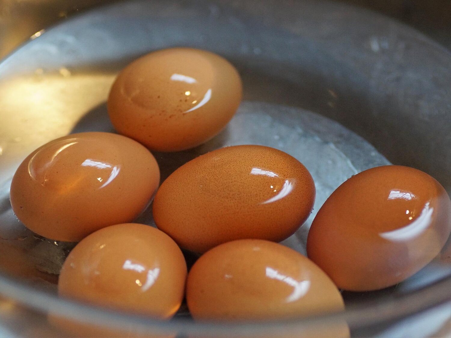 Este es el motivo por el que nunca debes tirar el agua de cocción de los huevos (y más en verano)