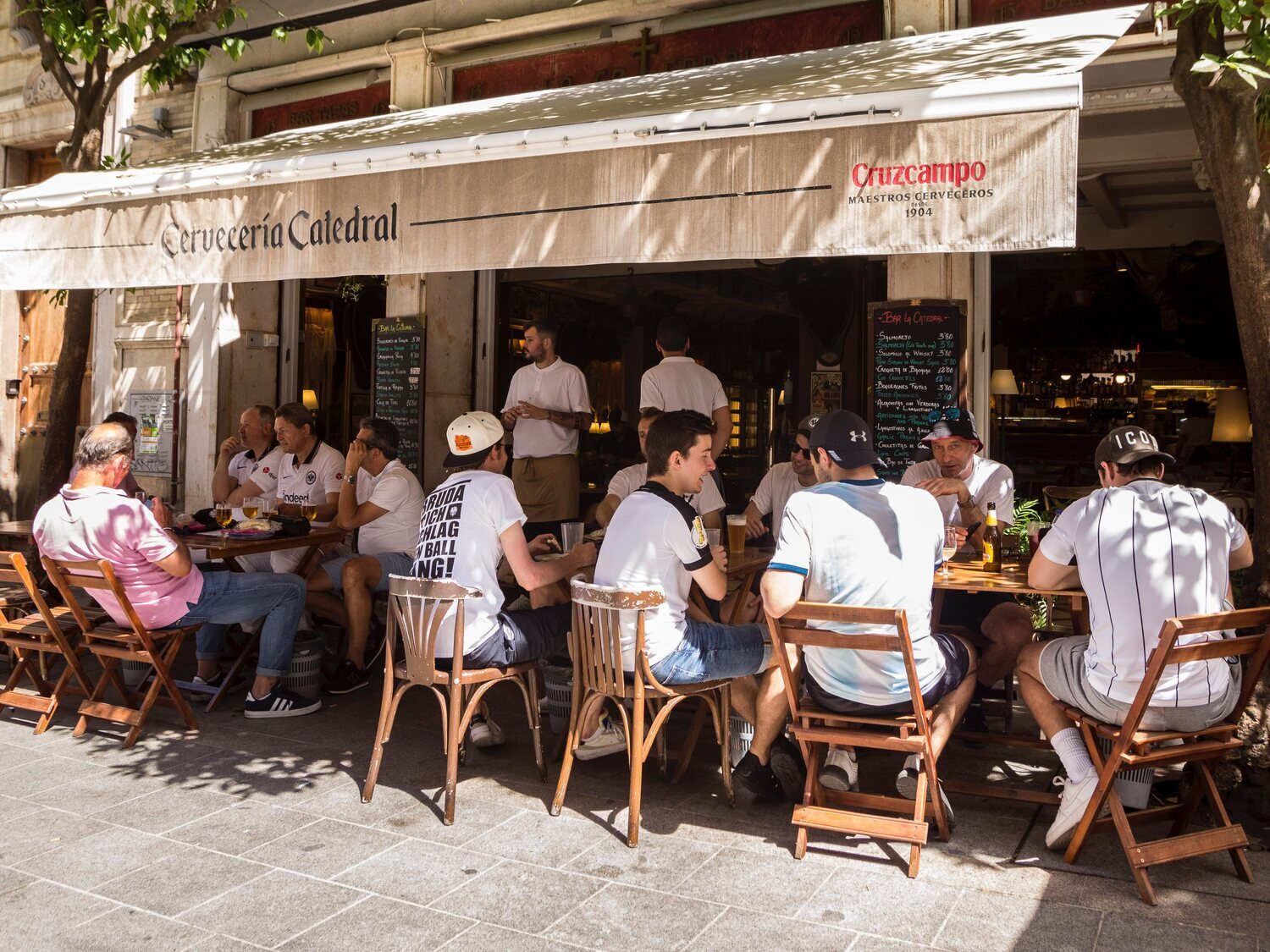 Llegan a España los bares "con tiempo de consumición": ¿es legal?