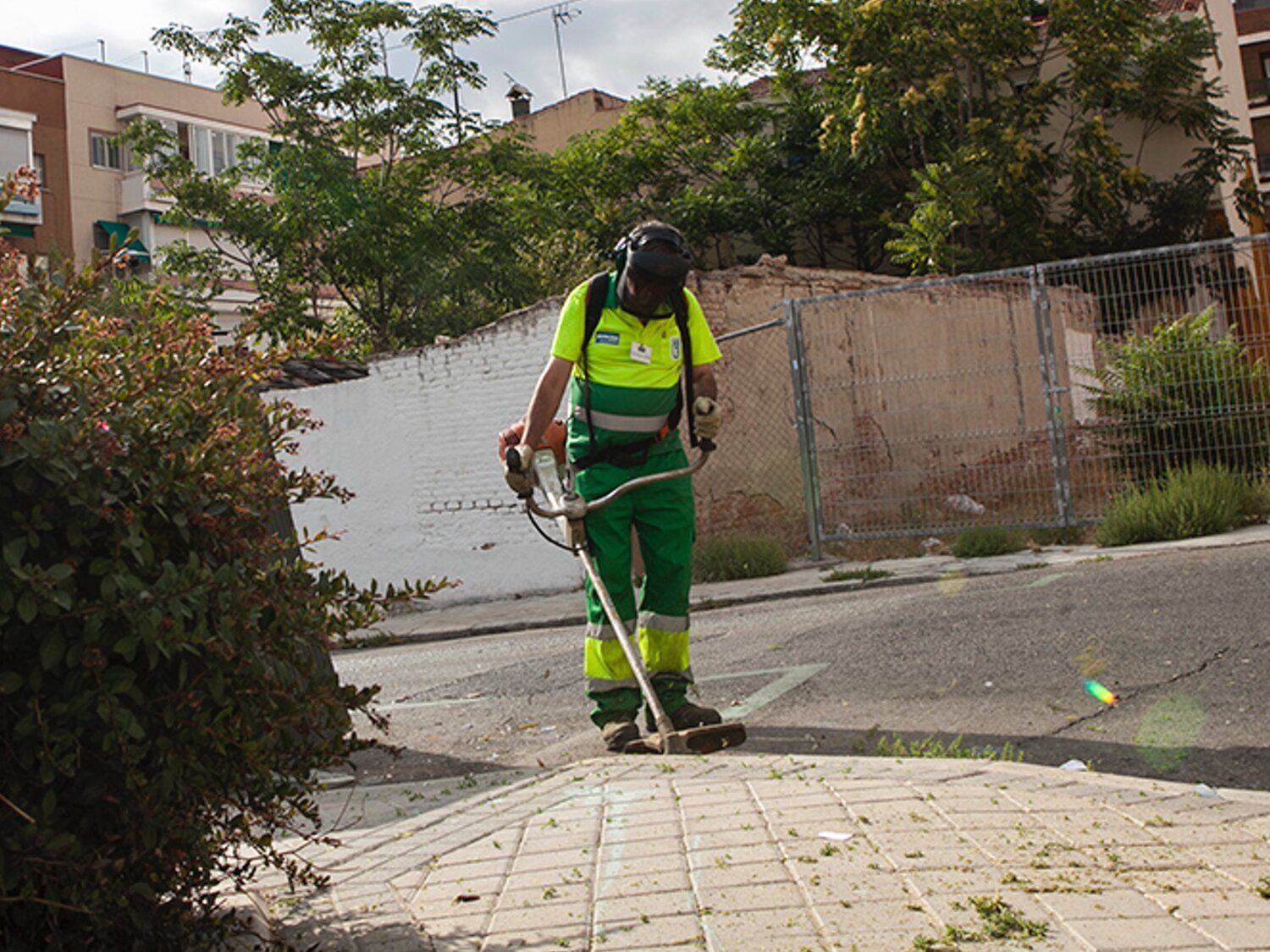 Muere un trabajador de la limpieza de Madrid con 60 años tras desplomarse trabajando en la calle en plena ola de calor