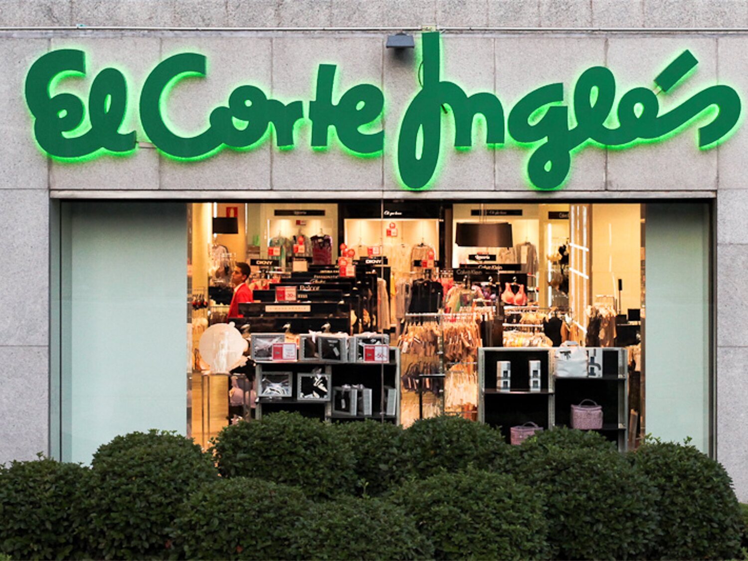 Condenada por la Justicia a no entrar en un centro de El Corte Inglés en seis meses por robar tres veces