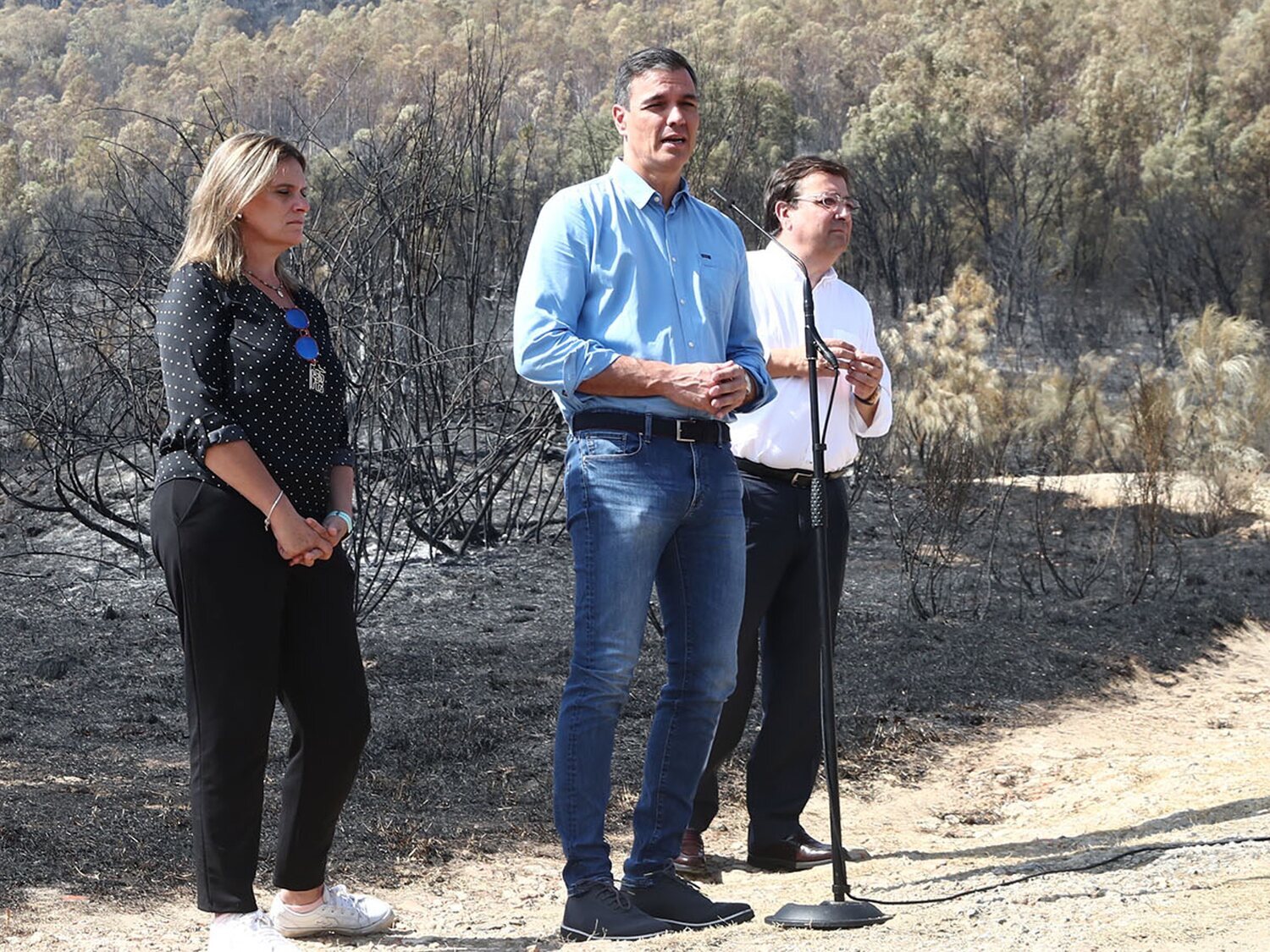 La realidad tras la manipulación de la foto viral de Sánchez ante el paisaje incendiado en Extremadura