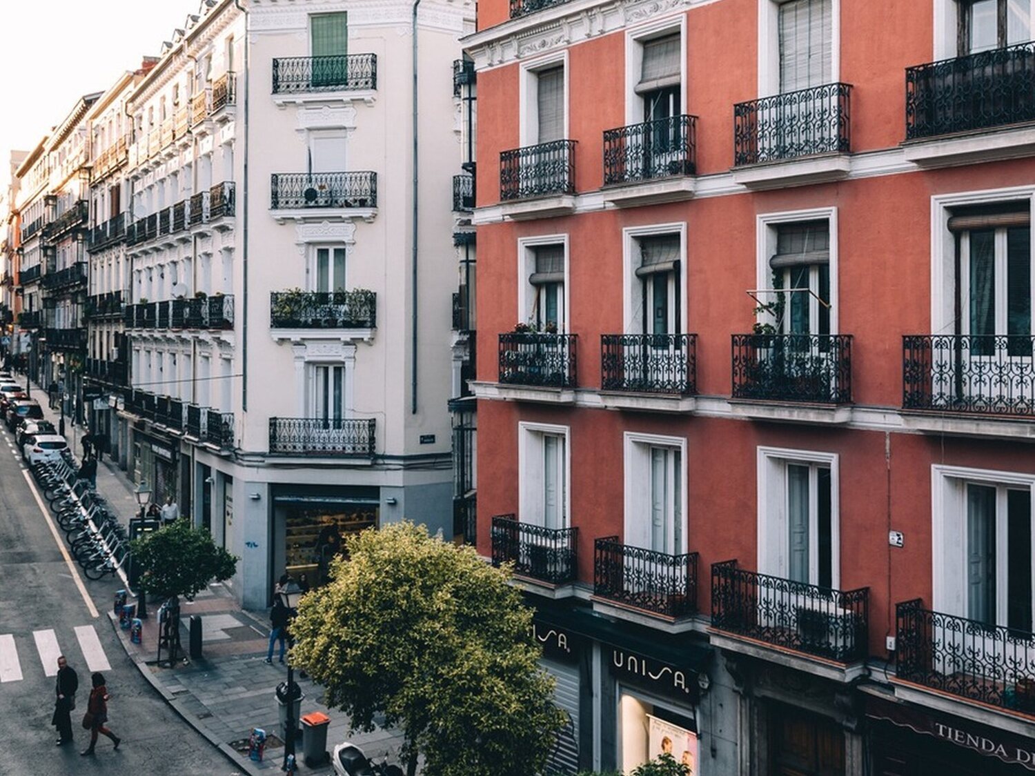 Madrid avalará hasta el 95% de la hipoteca a menores de 35 años por su primera vivienda: requisitos