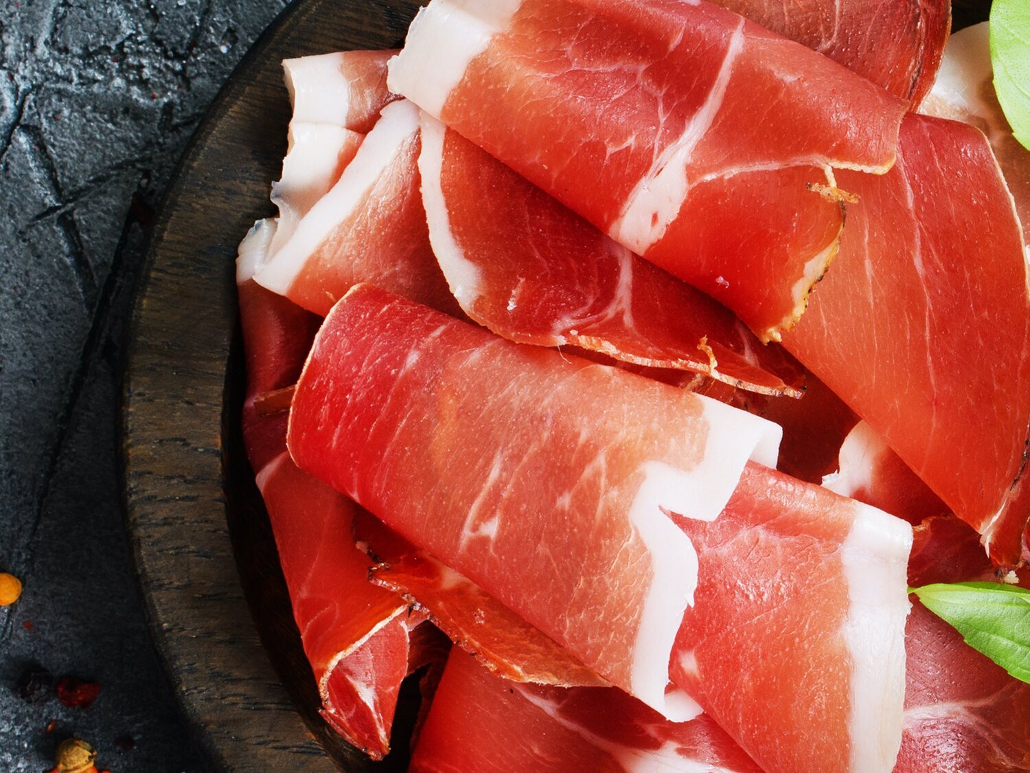 El truco para distinguir si el jamón que te están vendiendo es ibérico o serrano