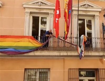 Almeida retira las banderas LGTBI de los balcones de Más Madrid y PSOE tras la denuncia de VOX, pero mantiene las de Ucrania