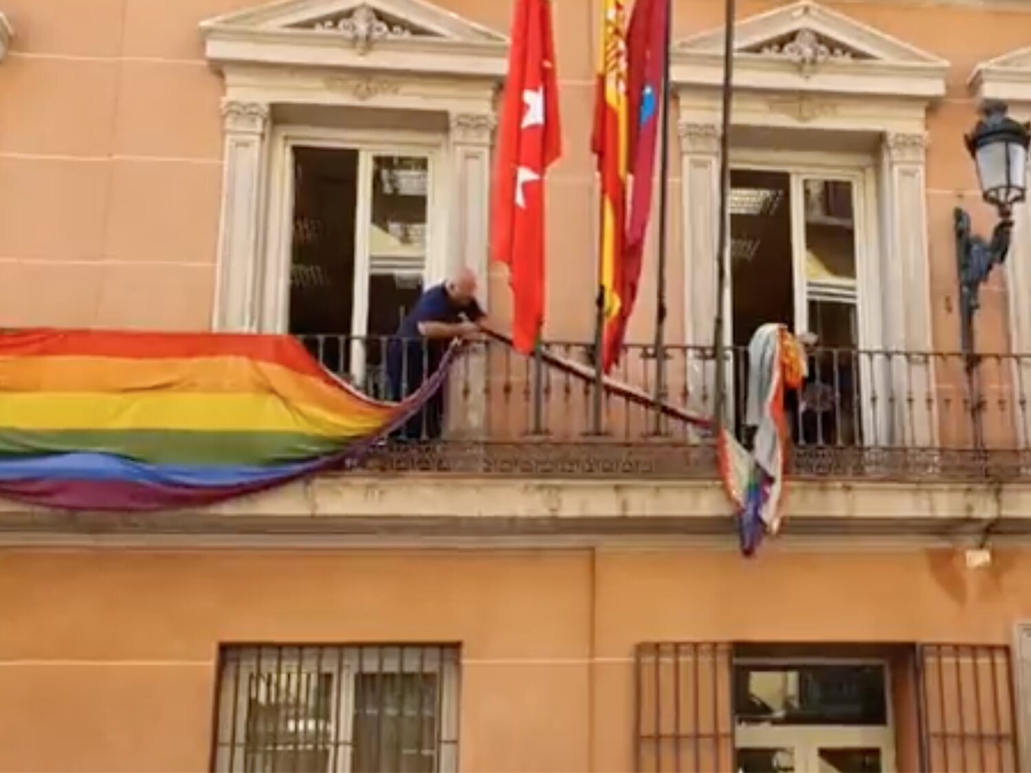 Almeida retira las banderas LGTBI de los balcones de Más Madrid y PSOE tras la denuncia de VOX, pero mantiene las de Ucrania