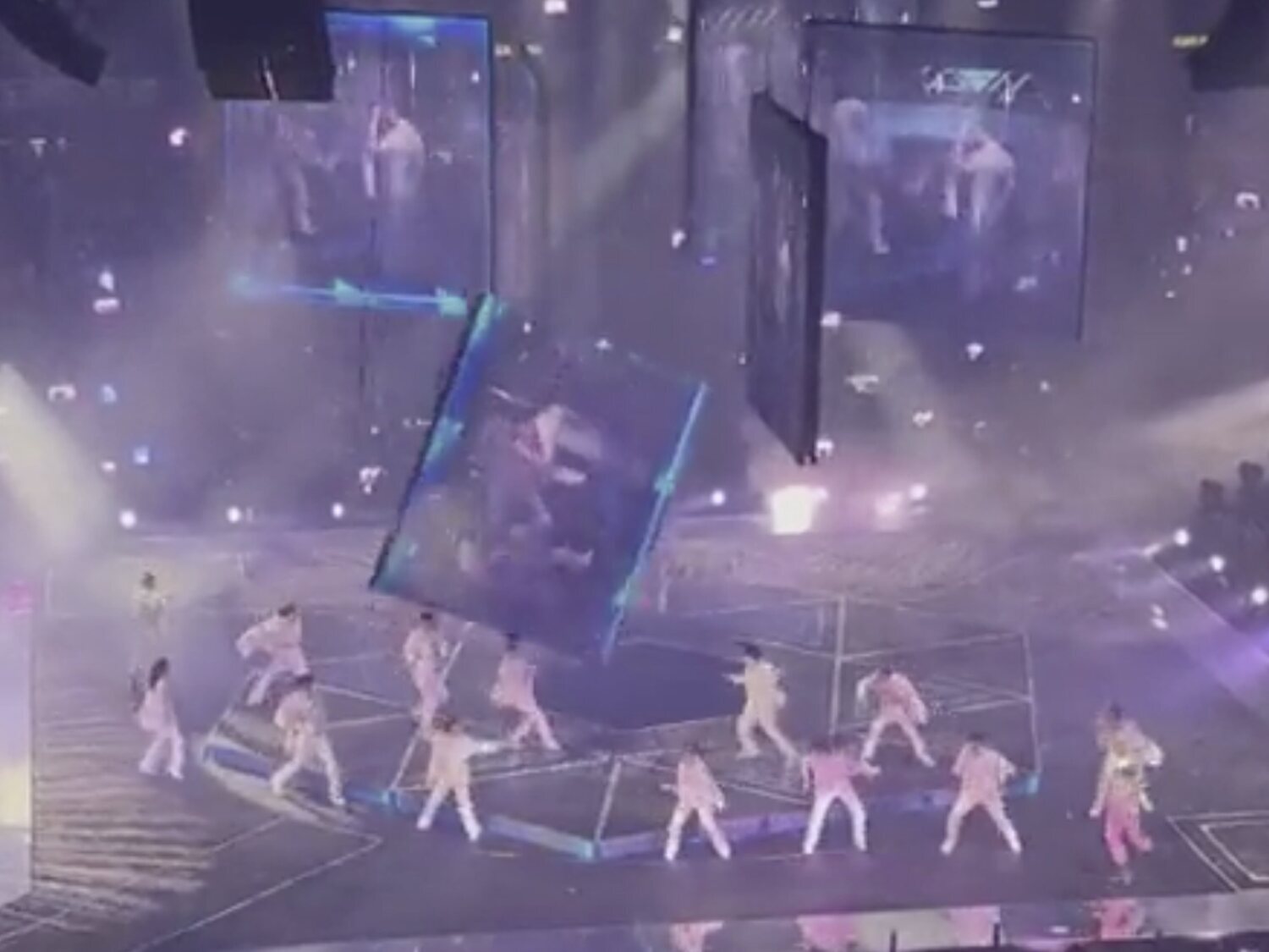 Fatal accidente en Hong Kong: una pantalla gigante cae sobre los bailarines en pleno concierto