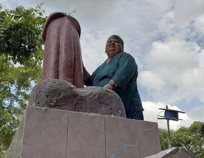 Cumplen la última voluntad de una mujer y colocan una estatua de un pene gigante sobre su tumba
