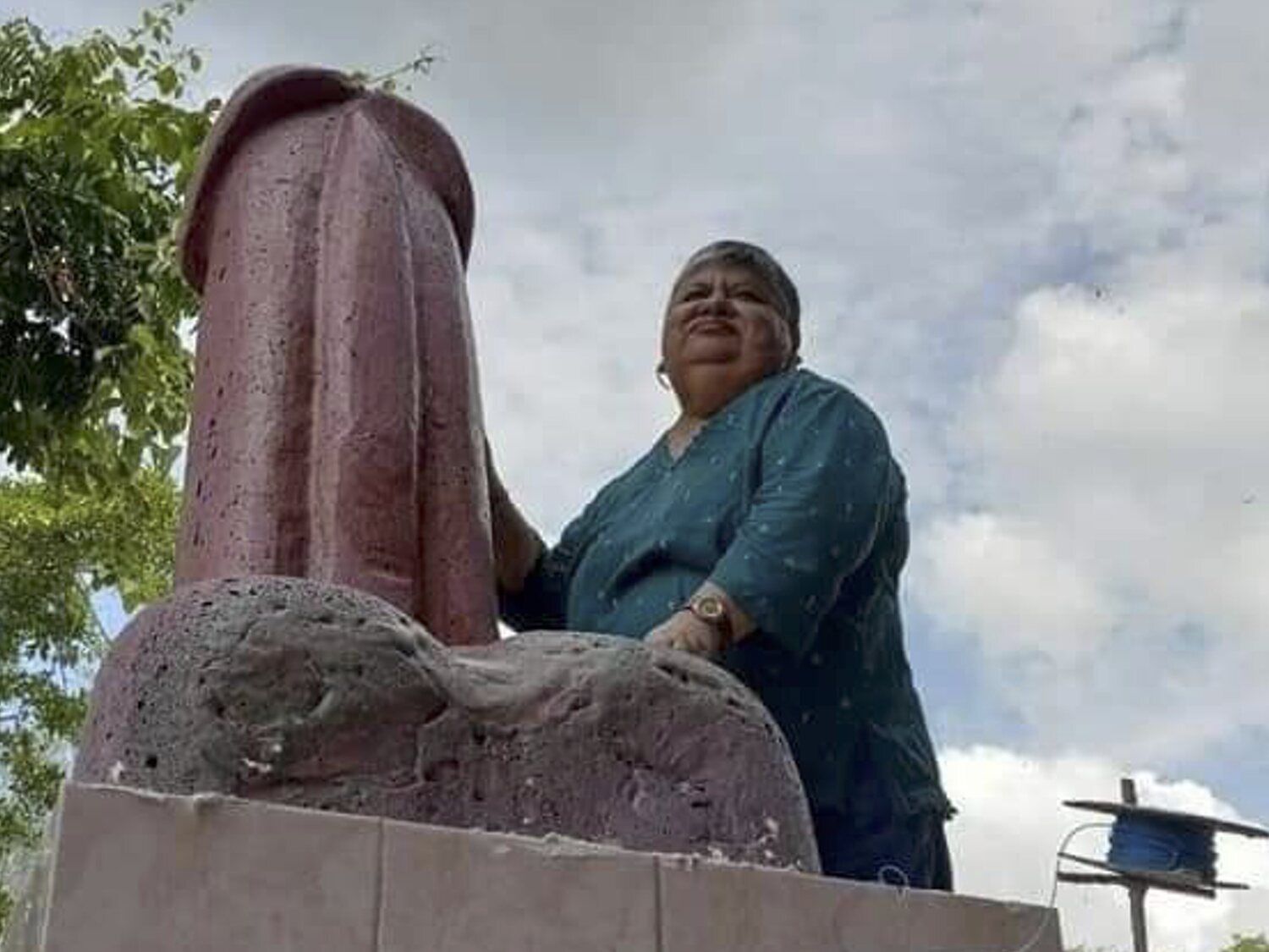 Cumplen la última voluntad de una mujer y colocan una estatua de un pene gigante sobre su tumba