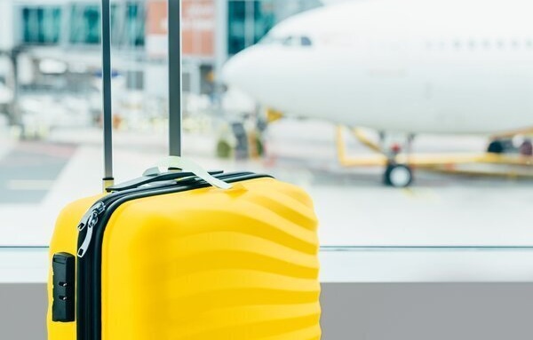 ¿Puede una aerolínea cobrarme por el equipaje de mano?