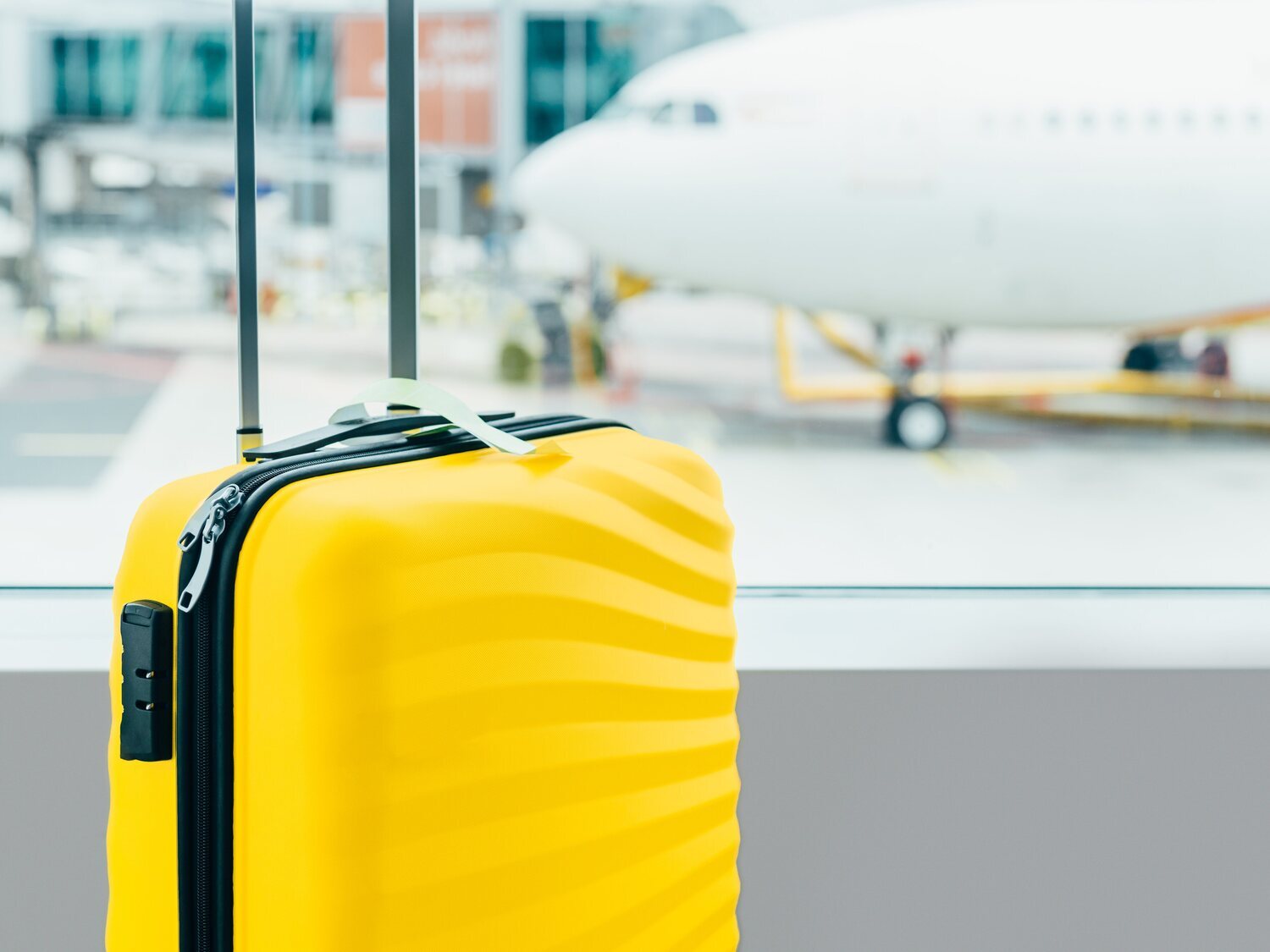 ¿Puede una aerolínea cobrarme por el equipaje de mano?