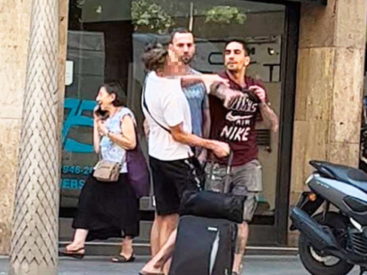 Denuncian una agresión homófoba en Barcelona a plena luz del día: "Maricón, vete de aquí"